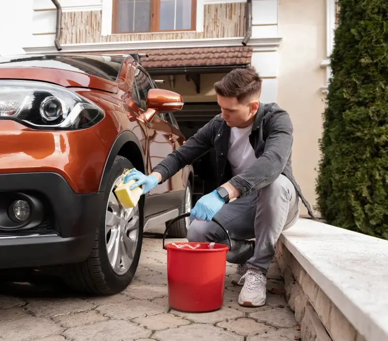 Lavage auto à domicile Espinasses : professionnel intervenant sur un véhicule